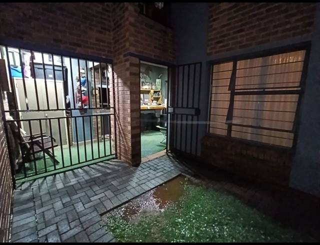 2 BEDROOM TOWNHOUSE FOR SALE IN BONAERO PARK